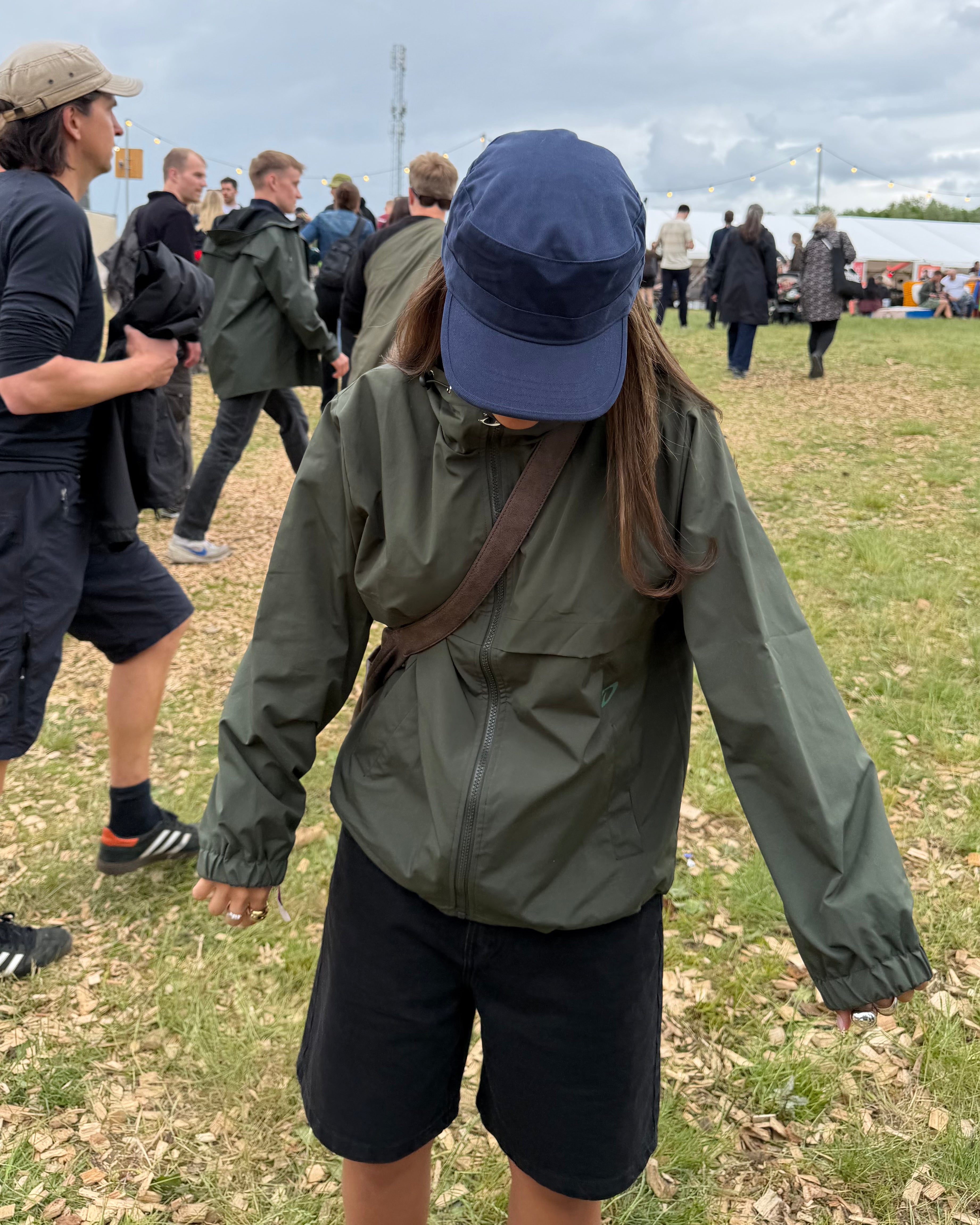 Mørkeblå army cap i blød bomuld båret til en festival