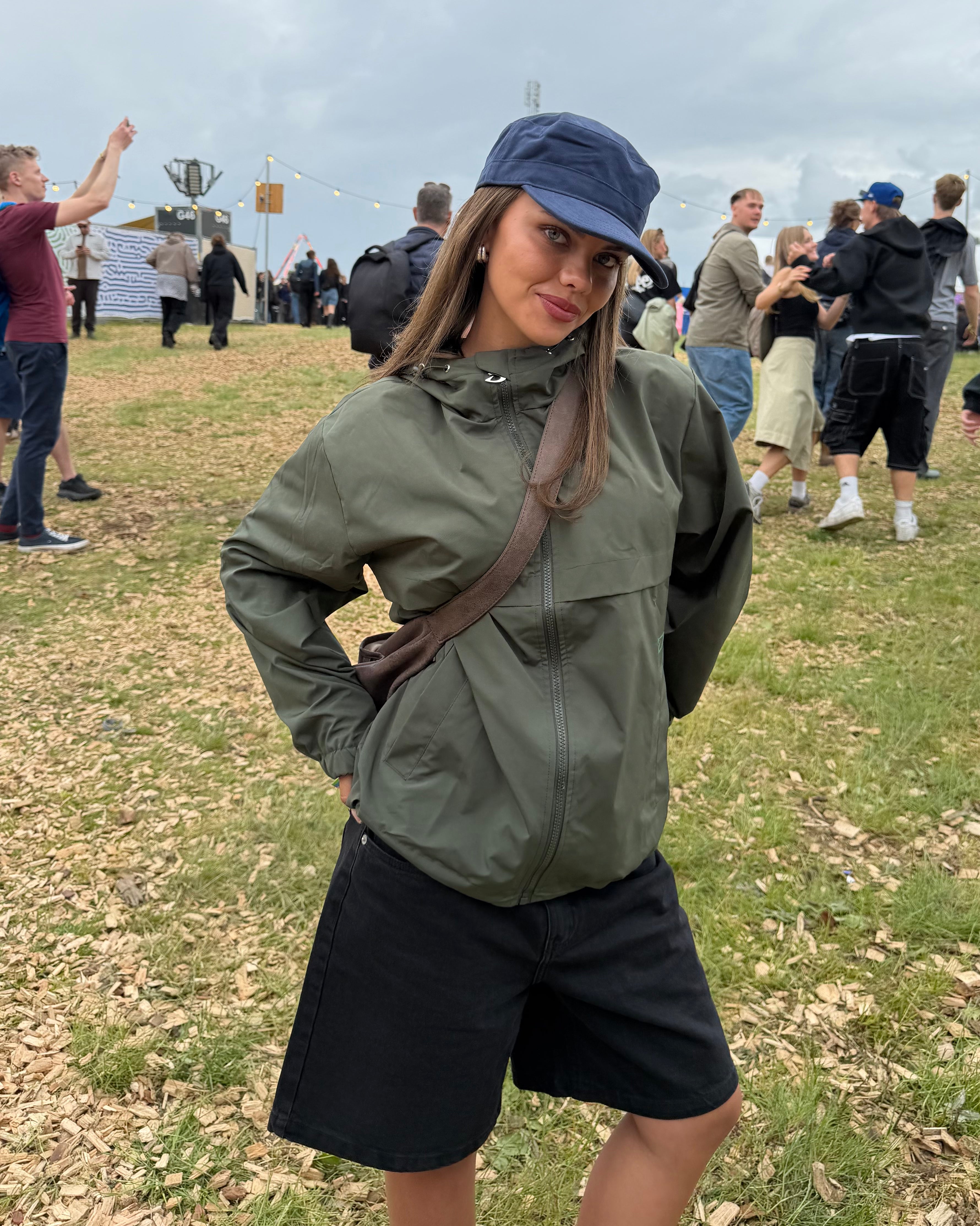 Mørkeblå army cap i blød bomuld båret af kvinde til festival