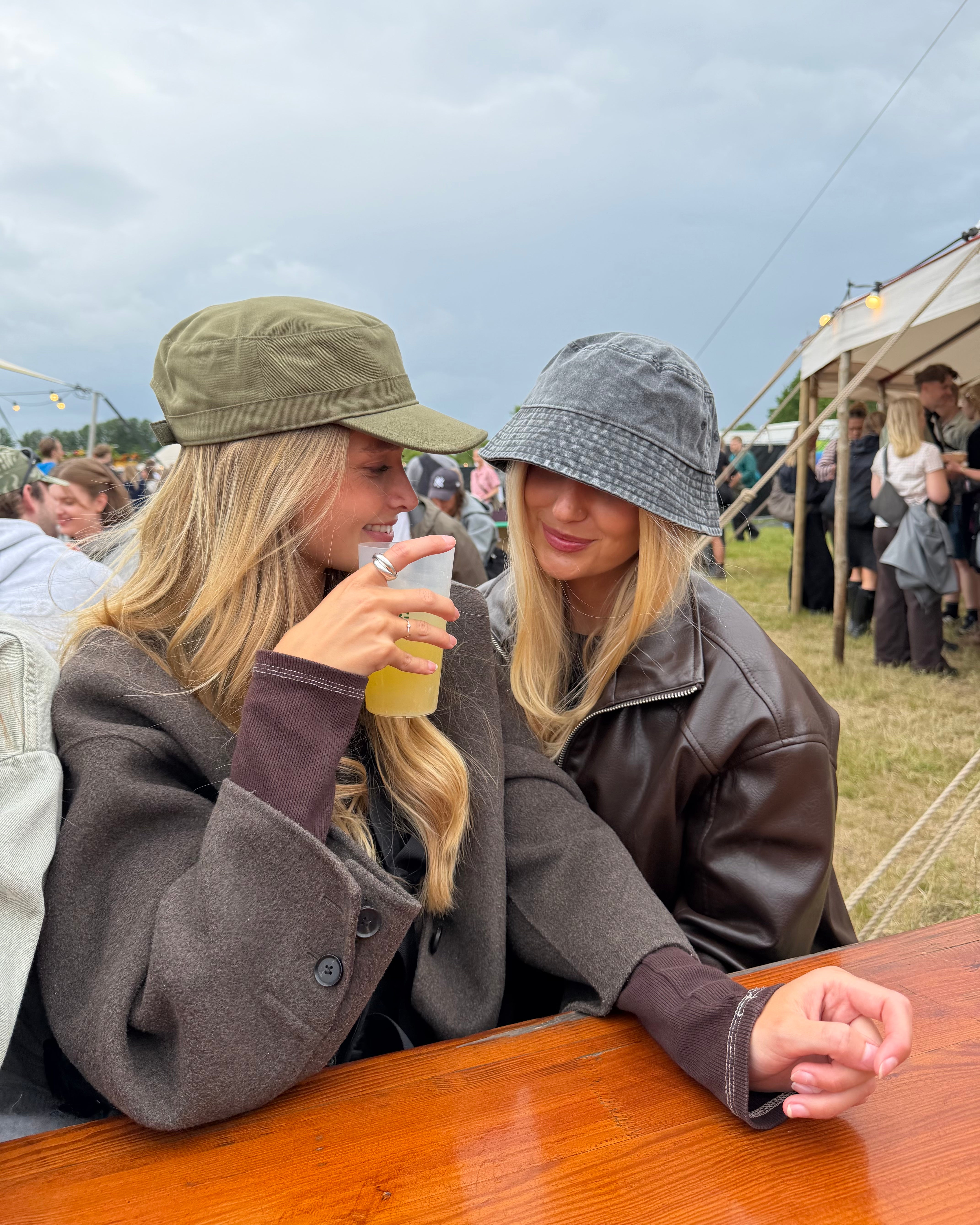Blond kvinde med olivengrøn army cap i blød bomuld på festival