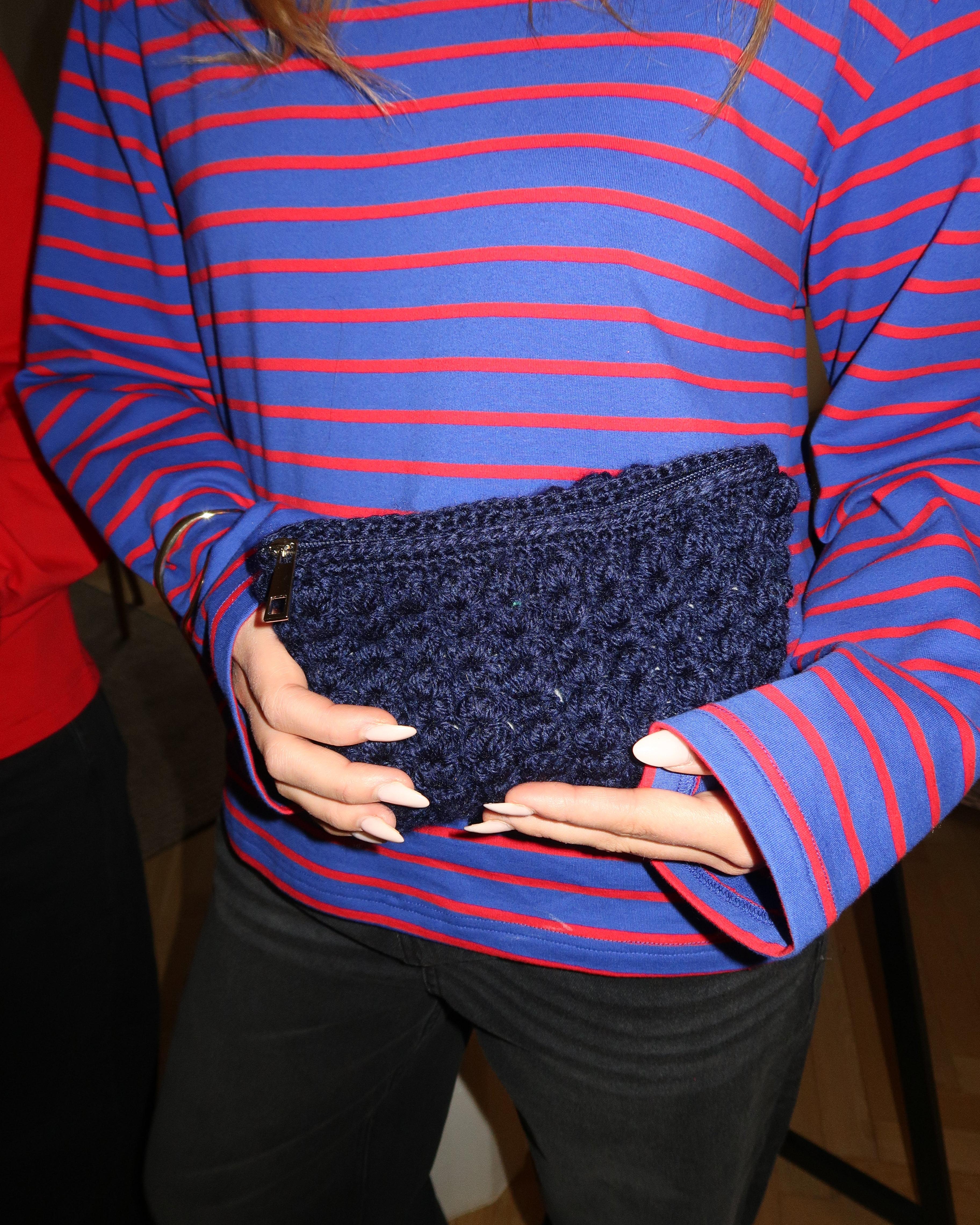 Håndhæklet navyblå clutch taske med lynlås fra Din Vintage Shop