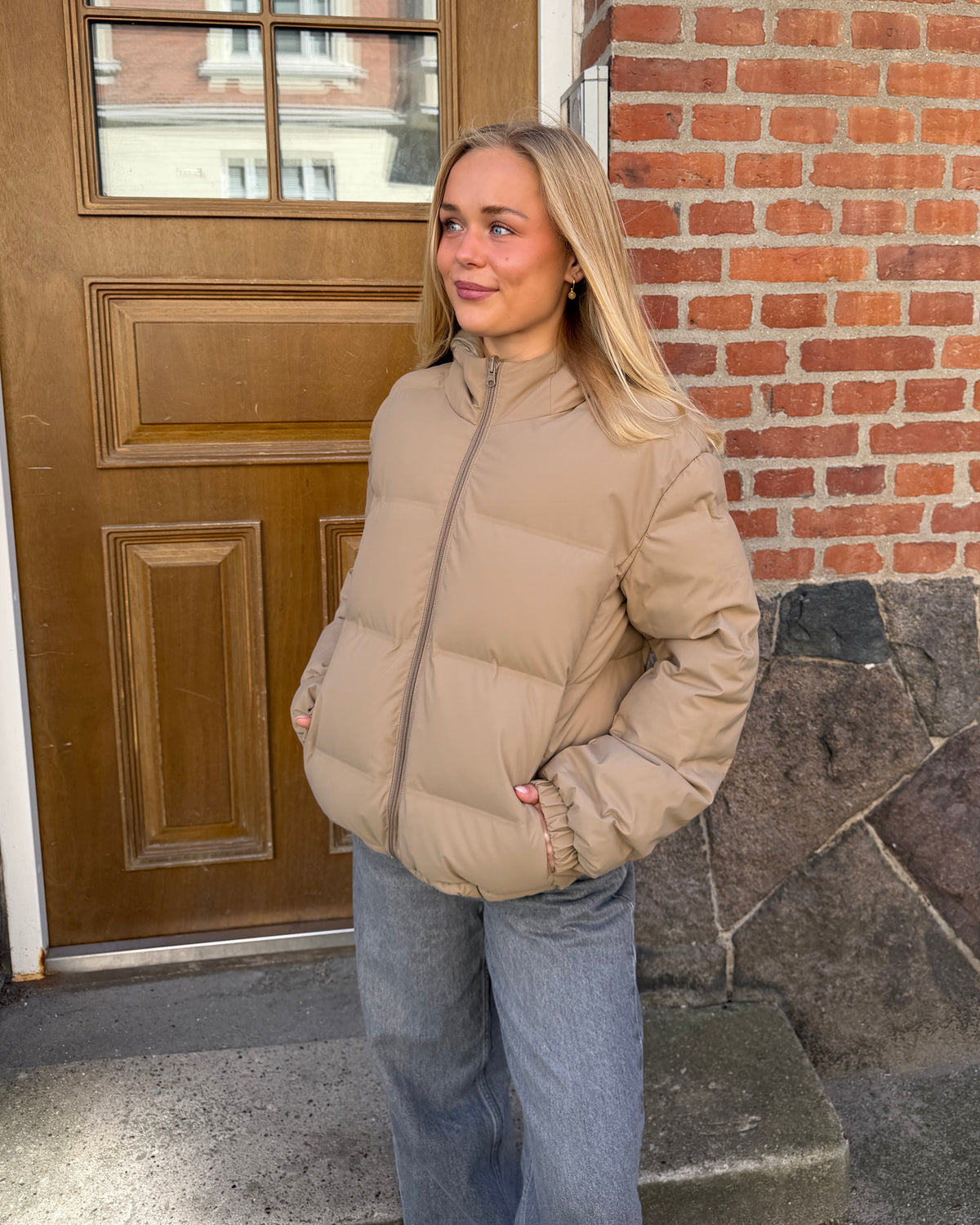 ALMA DOWN JACKET i sand – billede 5