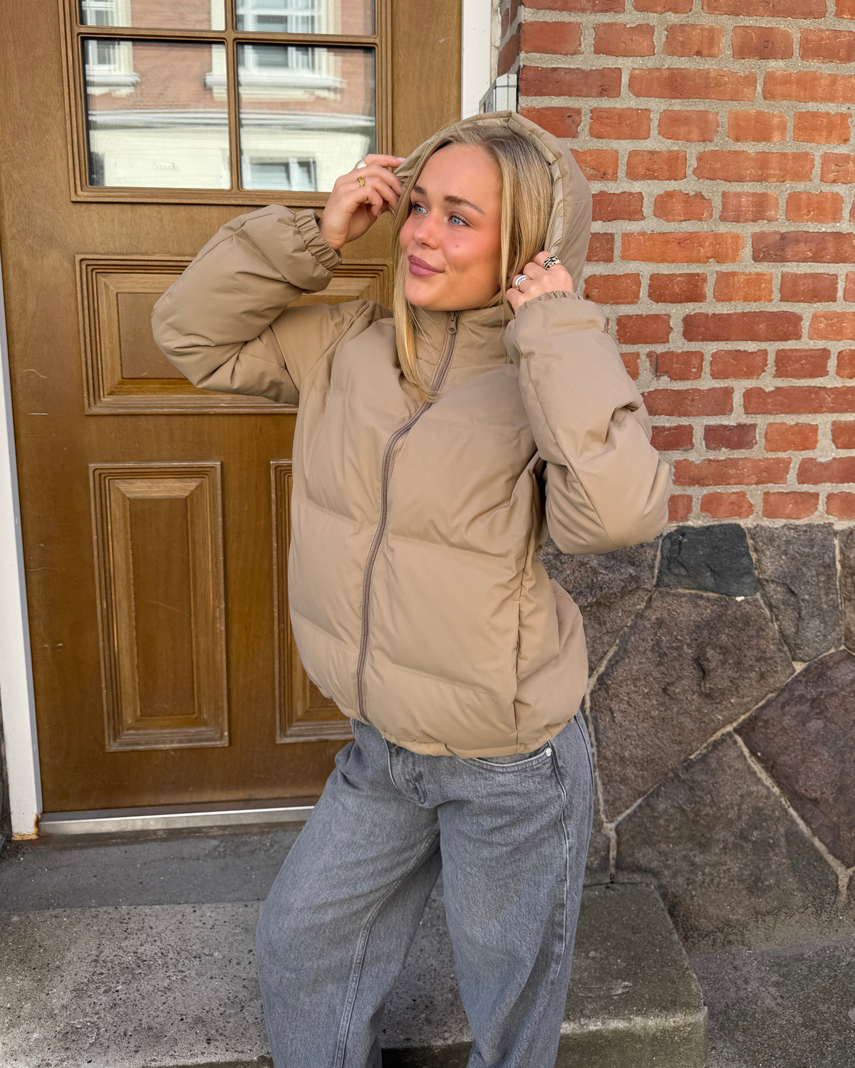 ALMA DOWN JACKET i sand – billede 1