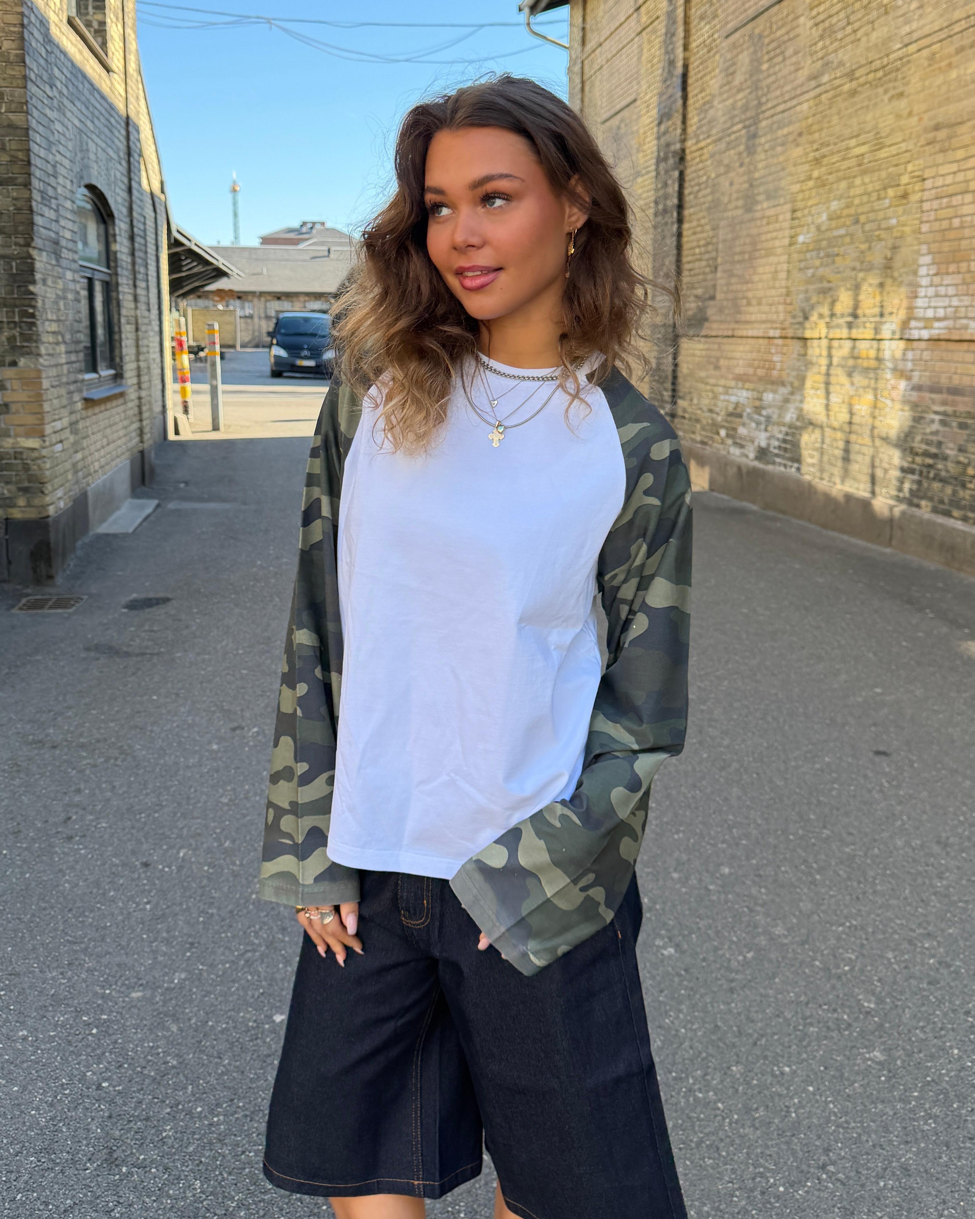 KLARA TEE - WHITE/GREEN ARMY - Dinvintageshop