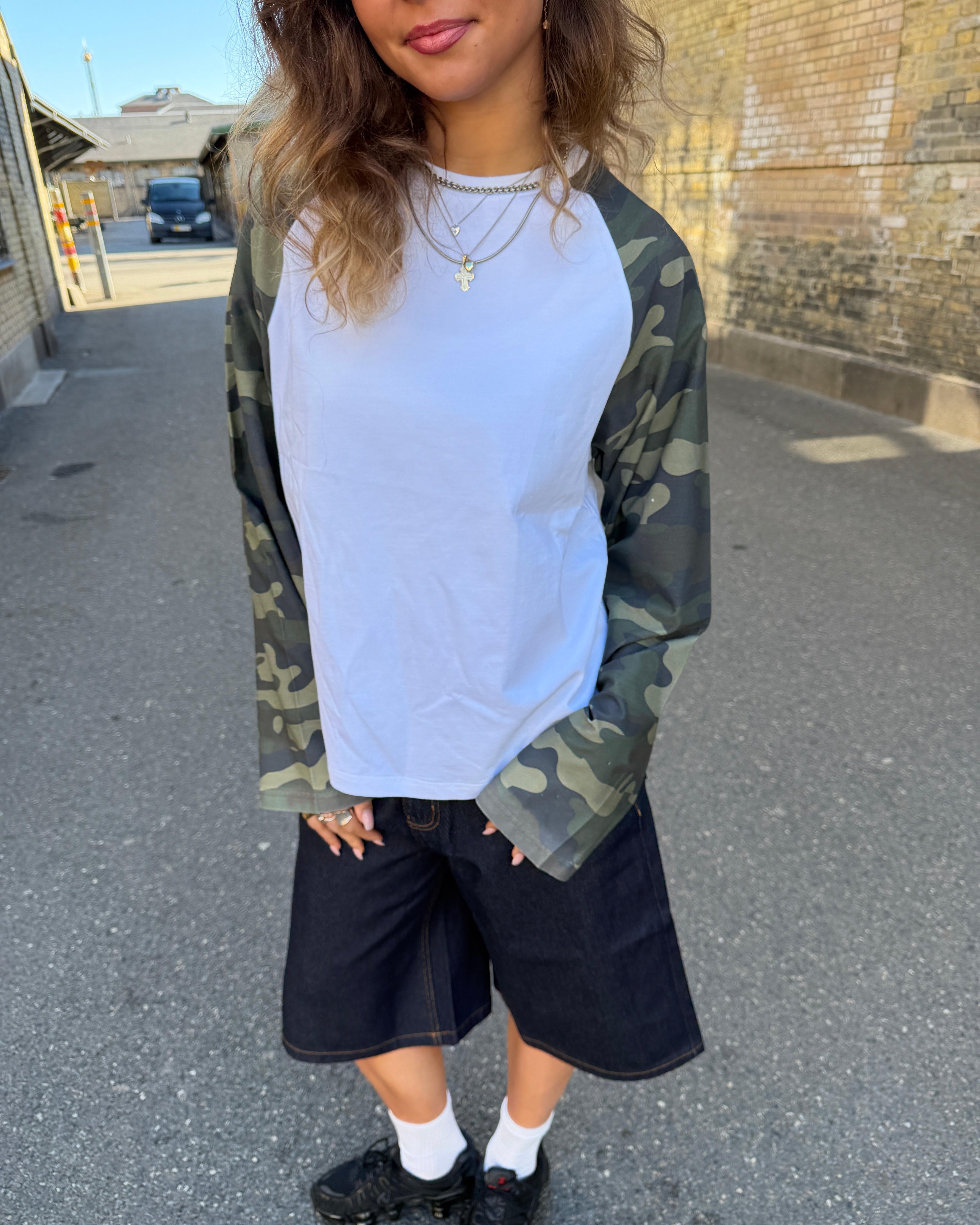 KLARA TEE - WHITE/GREEN ARMY - Dinvintageshop