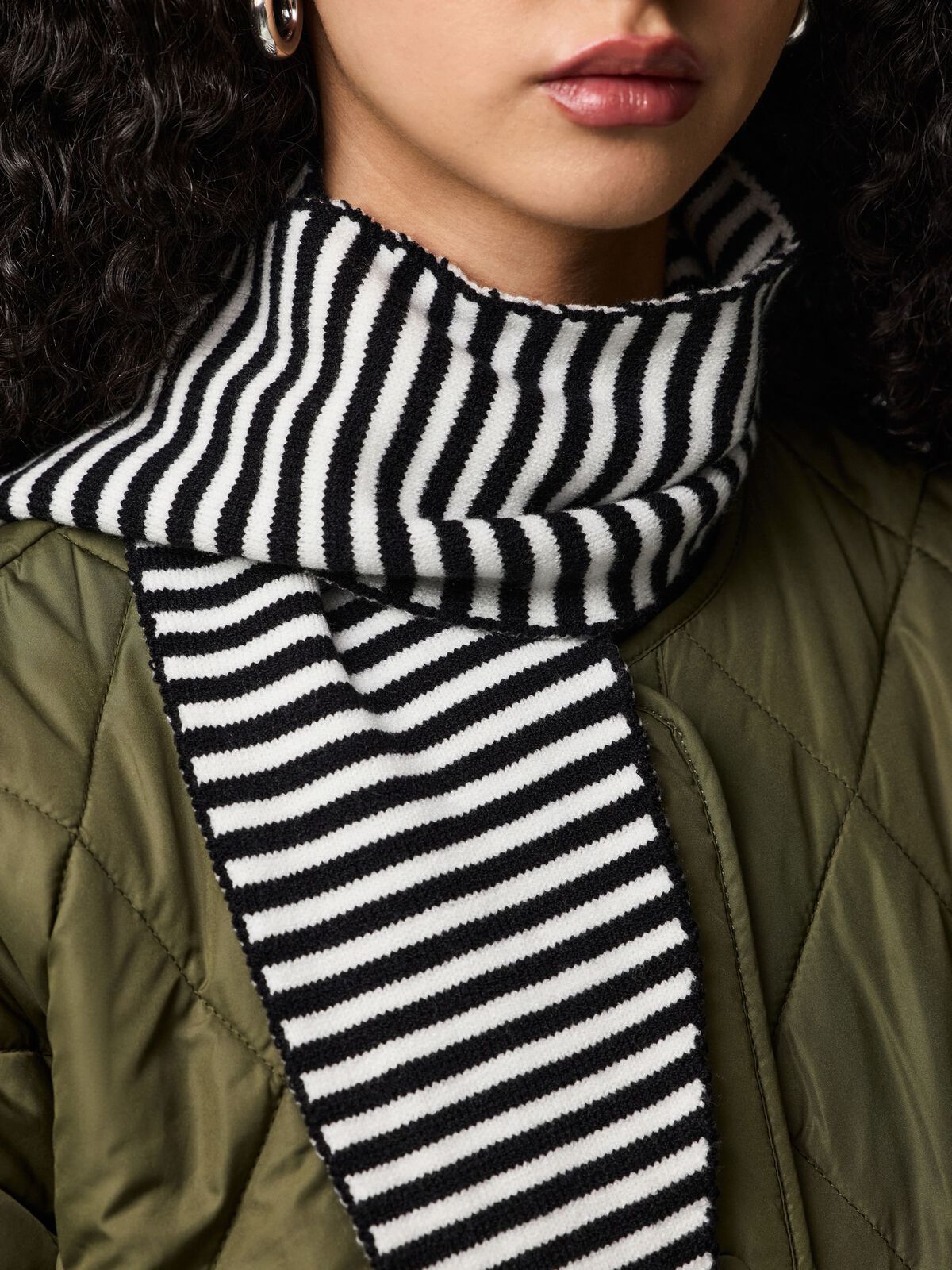 KOMMA TRIANGLE SCARF - BLACK / BRIGHT WHITE - Dinvintageshop
