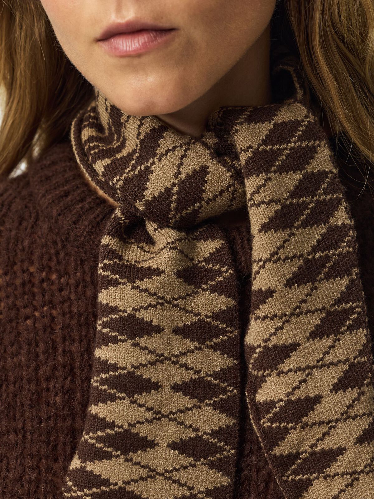 KOMMA TRIANGLE SCARF - GREIGE ARGYLE / HOT FUDGE - Dinvintageshop