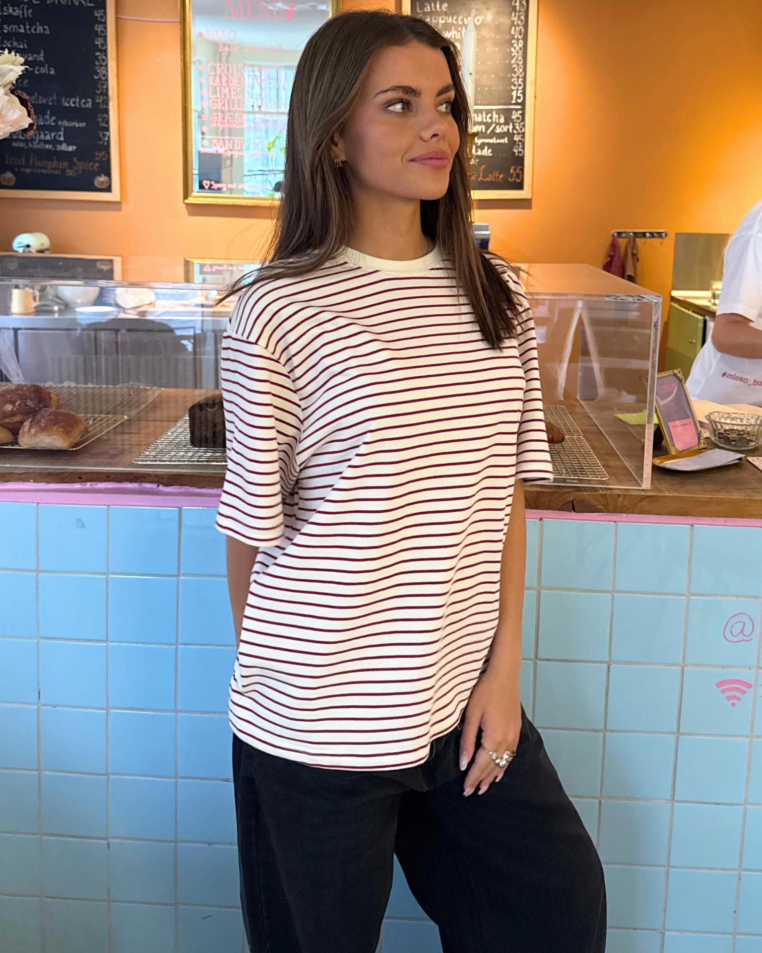 LYKKE STRIPE TEE - WHITE/WINE RED