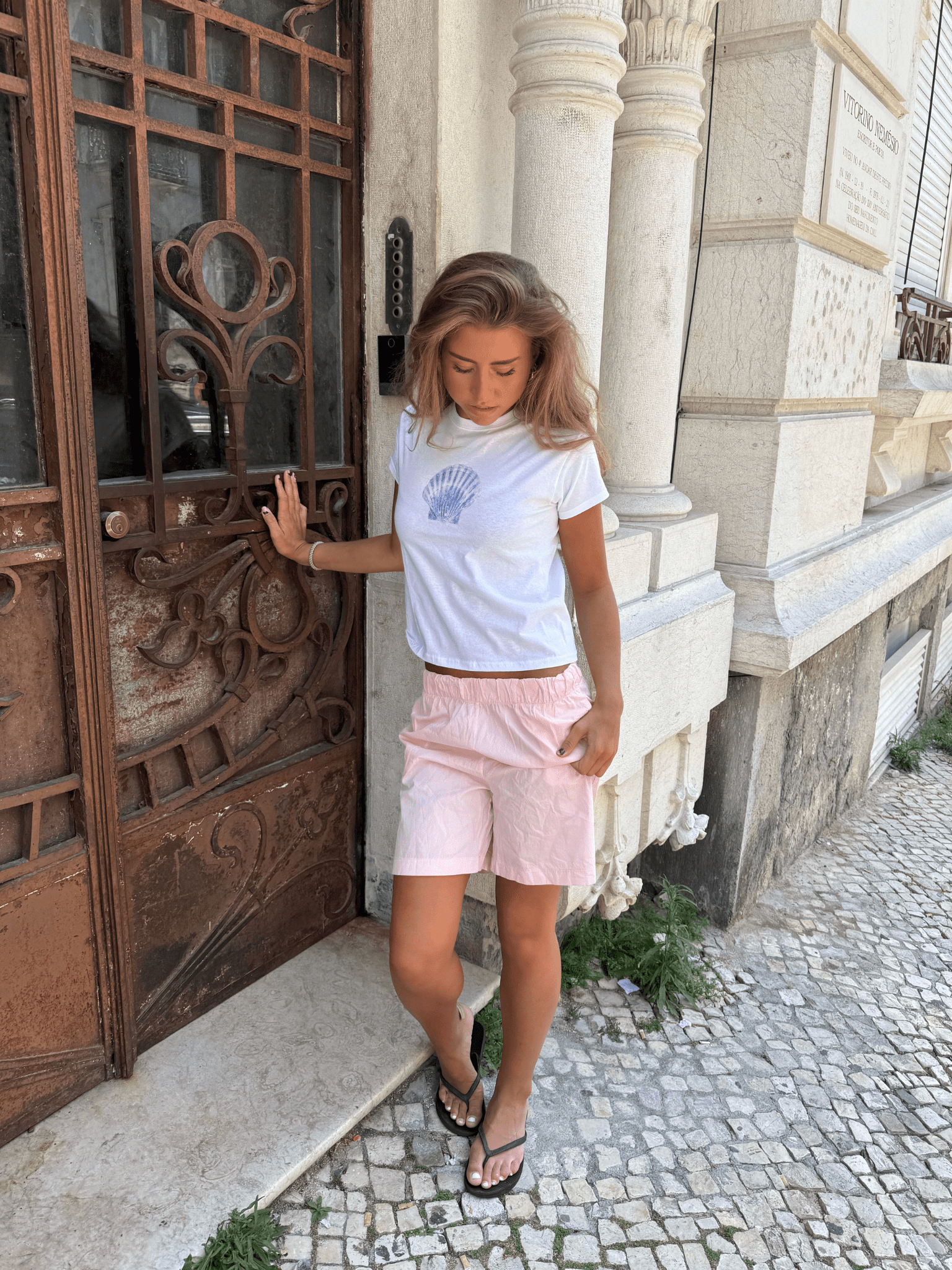 SHELLY (blå) BABY TEE - HVID - Dinvintageshop